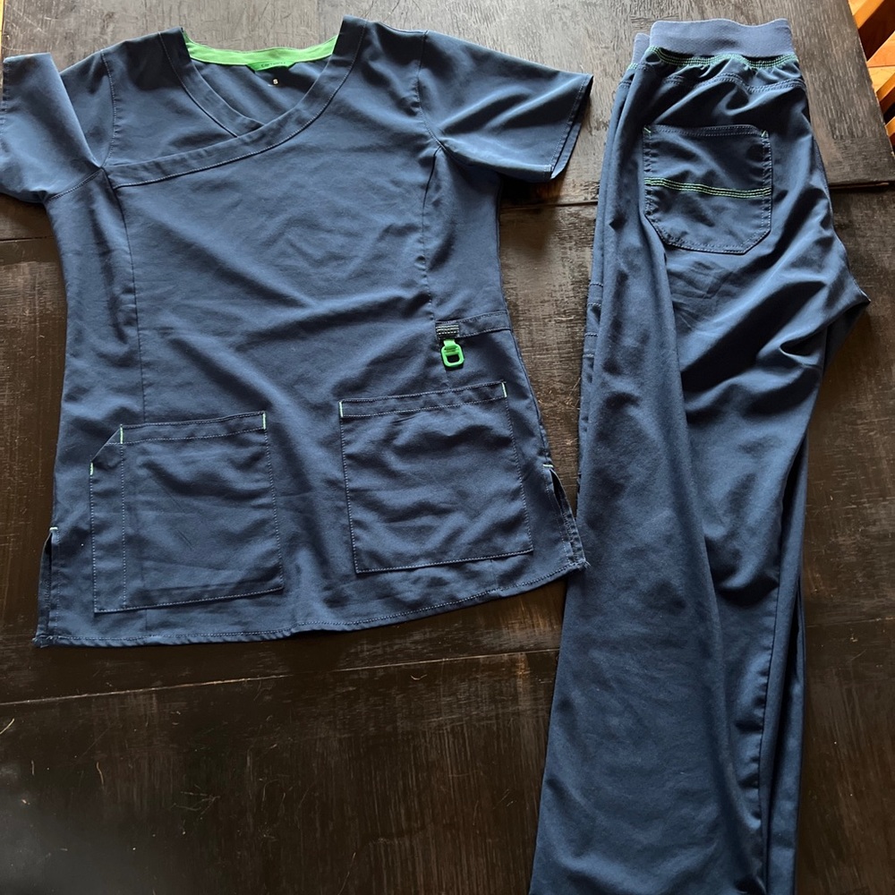 Carhartt size small scrubs